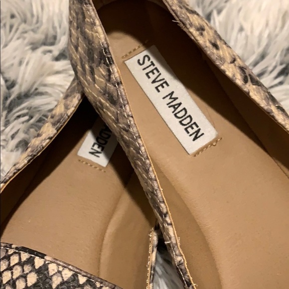 SOLD ♥️ Steve Madden Snakeskin Pointed Flats - Picture 2 of 5
